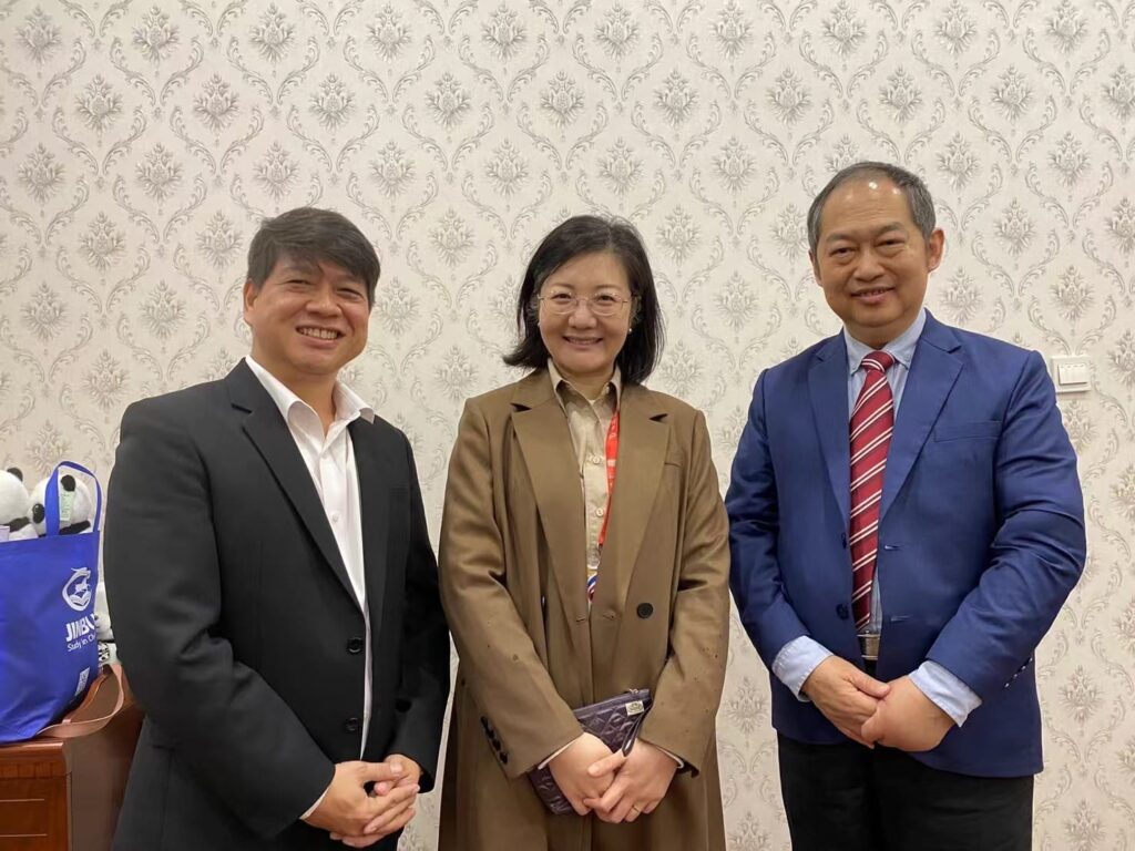 นำทีมครูสังกัด สช. สพฐ. สอศ. สาธิต. อปท. สู้ทริปพัฒนาตนเองและเปิดโอกาสเพื่อศิษย์เรียนต่อจีนและเข้าพบประธานสมาพันธ์ครูจีนโลก世界汉语教学学会 （อดีตอธิการบดีมหาวิทยาลันครูเทียนจีน）