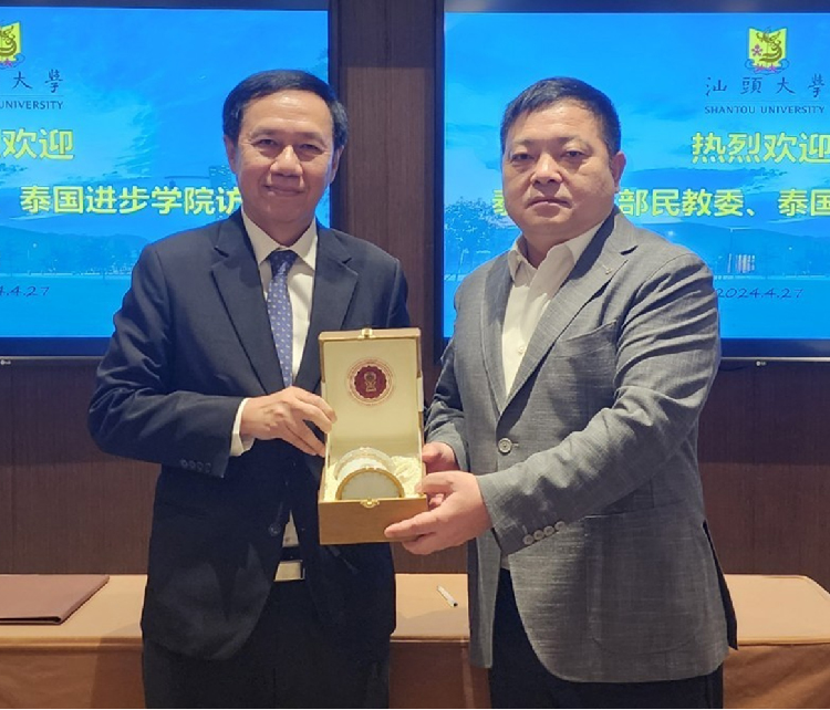 พิธีลงนามความร่วมมือ ระหว่าง คณะสช.กับ Shantou University โดยมี Jinbu เข้าร่วมพิธี