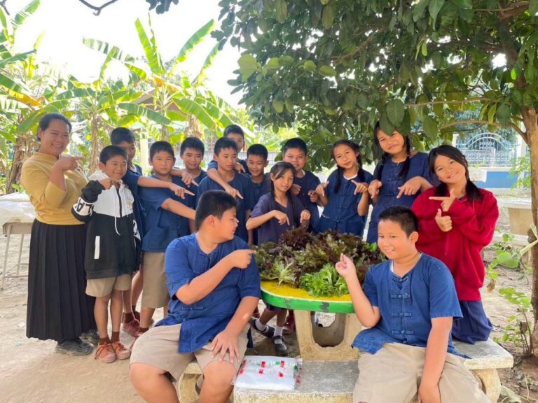 สร้างสรรค์โครงการและสนับสนุนทุนทรัพย์จัดตั้งกิจกรรมส่งเสริมทักษะอาชีพ   ณ โรงเรียนบ้านศรีป้าน